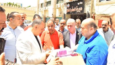 محافظ أسيوط يسلم مديرية الصحة شحنة مستلزمات طبية وأدوية (صور) 