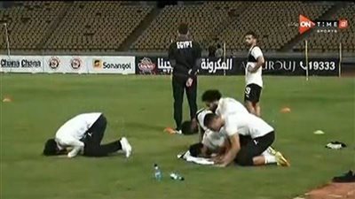 النني مؤذنا لصلاة الجمعة بفندق المنتخب الأولمبي بمارسيليا 