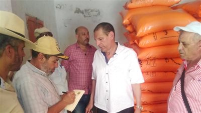 وكيل الزراعة بالبحيرة يتابع توزيع الأسمدة بجمعيات أبو حمص 