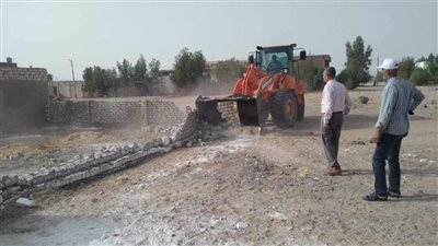 إزالة 3 حالات تعٍد على أراض مملوكة للدولة بواحة الخارجة في الوادي الجديد 