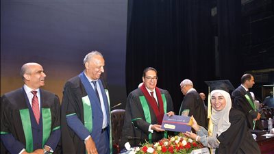 رئيس جامعة القاهرة يشهد حفل تخريج دفعة جديدة في كلية الذكاء الاصطناعي