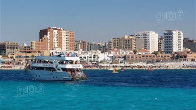 رغم ارتفاع الأمواج، إقبال المصطافين على رحلات اليخت في مطروح (فيديو وصور) 