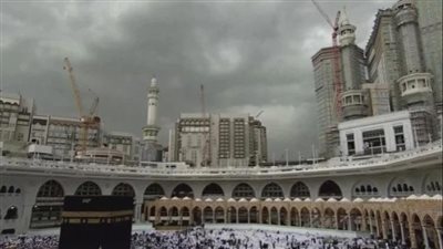 سحب كثيفة تغطي سماء الحرم المكي وتحذيرات من هطول أمطار 