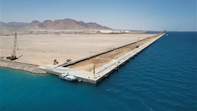  النقل تستعرض أعمال تنفيذ مشروع المحطة متعددة الأغراض بميناء سفاجا (صور)