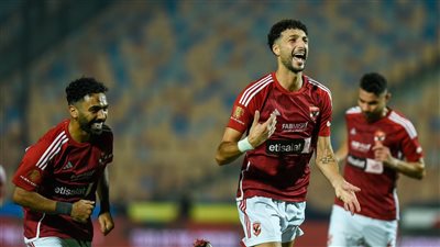 وسام أبو علي يسجل هدف الأهلي الأول في مرمى البنك الأهلي
