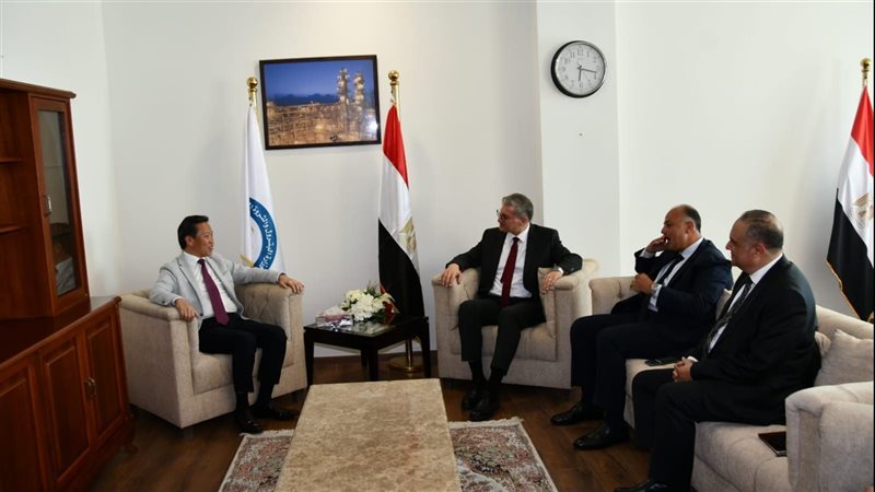 وزير البترول يبحث