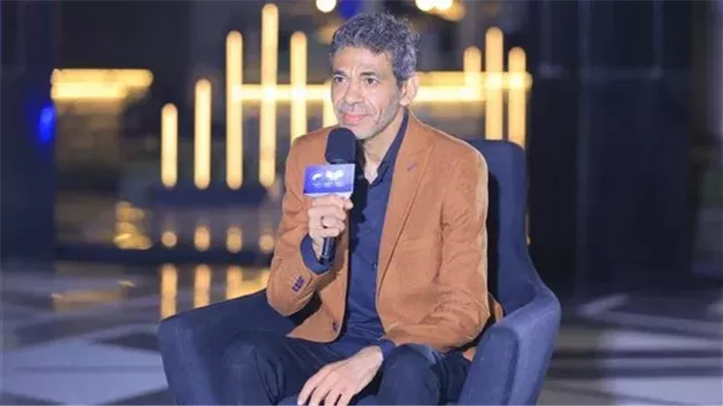 الروائي طارق إمام