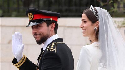 اقتداء بسنة رسول الله، ولي العهد الأردني يؤذن في أذن مولودته الجديدة (فيديو)