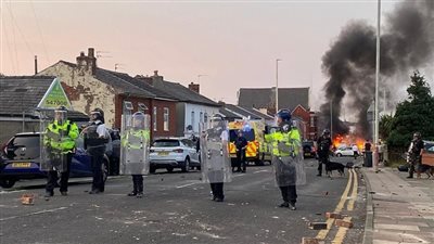 أعمال شغب في بريطانيا إثر مقتل 3 فتيات، والشرطة تعتقل 8 أشخاص 