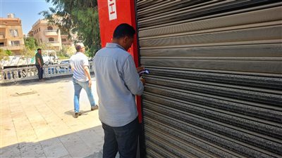 رئيس جهاز مدينة الشروق يواصل جولاته التفقدية، وغلق وتشميع 11 محلًا مخالفًا 