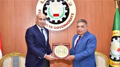 محافظ الدقهلية يهدي درع المحافظة لوزير التربية والتعليم (صور) 