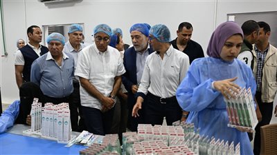 رئيس الوزراء يتفقد مصنع شركة داوف لتصنيع منتجات العناية بالفم والأسنان