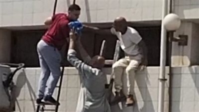 لحظة إنزال أطفال الحضانات في حريق مستشفى السادات بالمنوفية (فيديو)