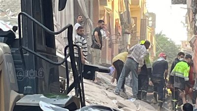 5 مصابين جراء انهيار عقار روض الفرج، ولجنة هندسية لمعاينة المنازل المجاورة (صور)