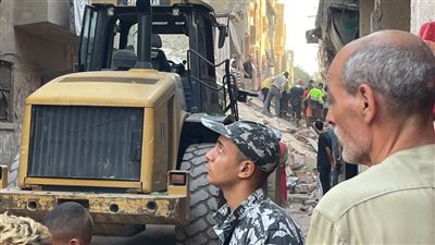 قوات الإنقاذ البرى تواصل البحث عن مفقودين أسفل عقار الساحل المنهار 