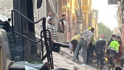 انتشال سيدة ورجل مبتور القدمين من أسفل أنقاض عقار روض الفرج (فيديو وصور)