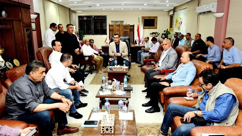 وزير الإسكان أثناء