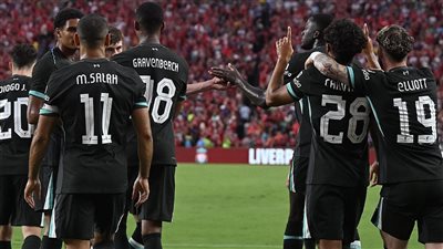 صلاح يقود ليفربول للفوز على مانشستر يونايتد 3-0 وديا (فيديو)