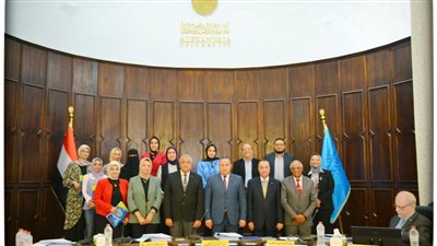 رئيس جامعة الإسكندرية يسلم عقود الباحثين الحاصلين على المنحة