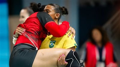 لقطة الأولمبياد، قمة الروح الرياضية بين لاعبتي البرازيل وأنجولا (فيديو)