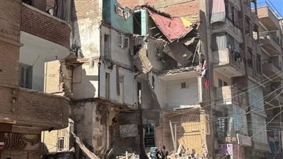 الصور الأولى للعقار المنهار في المنوفية