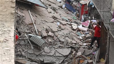 سقوط جزء من عقار مجاور للمبنى المنهار بروض الفرج والنيابة تأمر بإخلاء باقي المنازل