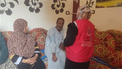 الفرق الطبية تجوب المنازل ضمن فعاليات مبادرة 100 يوم صحة في قنا