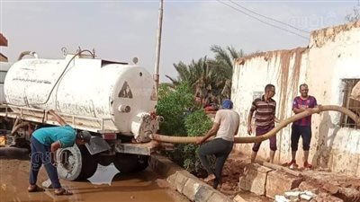 تكثيف أعمال شفط مياه الأمطار بقرى الأربعين بالوادي الجديد (صور)