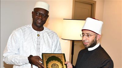 وزير الأوقاف يهدي نسخة مصحف مصر لوزير الشؤون الدينية بـ مالي (صور)