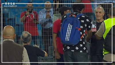 كولر يحتفل مع جمهور الأهلي بعد الفوز على المقاولون العرب بالدوري (فيديو)