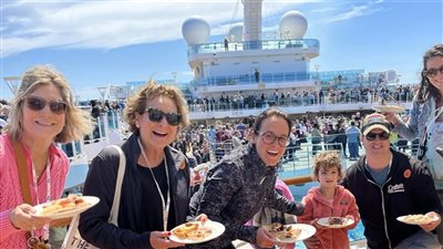 دخلت موسوعة جينيس، 11445 شخصًا تناولوا أكبر بيتزا في العالم 