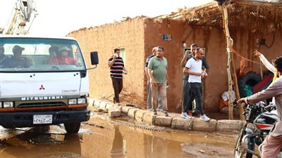 بعد تضرر 36 منزلا، رئيس مركز باريس بالوادي الجديد يتفقد آثار تساقط الأمطار الغزيرة (صور)