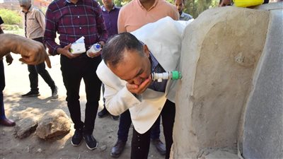 محافظ أسيوط يتذوق المياه من الحنفية للاطمئنان على جودتها (فيديو)