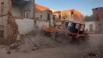 إزالة منازل تمثل خطرًا داهمًا بالأحياء السكنية في الوادي الجديد
