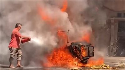 تفحم توك توك وإصابة سائقه بحروق إثر اندلاع النيران بالسلام 