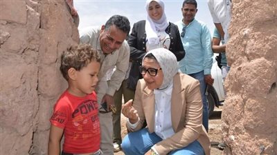 نائب محافظ الوادي الجديد تتفقد القرى المتضررة من الأمطار بباريس