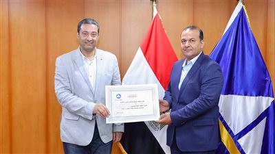 محافظ دمياط يٌكرم مدير الإدارة العامة للأزمات والكوارث