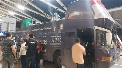 أتوبيس مكشوف يحمل صورة البطل محمد السيد في مطار القاهرة قبل وصوله