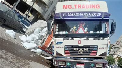 انقلاب سيارة نقل محملة بالسكر في حلوان| صور