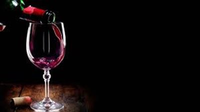 تفسير شرب الخمر في المنام.. وعلاقته بالشفاء من الأمراض والحياة المستقرة 