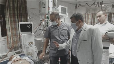 محافظ أسوان يتابع تداعيات حادث تصادم سيارتين.. وارتفاع عدد الوفيات إلى ٨ أشخاص