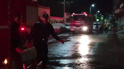 السكان قفزوا من الشرفة.. إخماد حريق بشقة في الإسكندرية