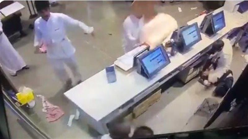 الاعتداء على موظفين