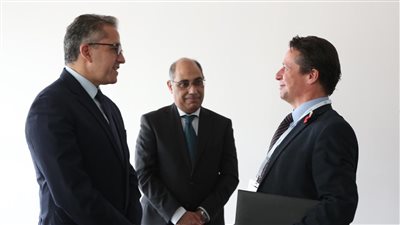 وزير السياحة والآثار يبحث مع نظيره البريطاني الحركة الوافدة بين البلدين