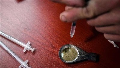 مش عايزين يناموا.. أب بريطاني يحقن طفليه بمخدر الهيروين