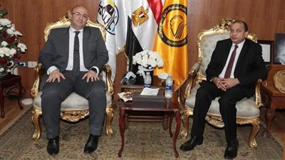 محافظ بني سويف يُهنئ رئيس الجامعة بالتجديد لفترة ثانية