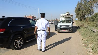 تسير عكس الاتجاه.. سيارة «ربع نقل» تُوقف موكب محافظ بني سويف | صور