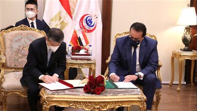 خالد عبد الغفار والسفير الصيني يوقعان وثيقة استلام 2 مليون جرعة لقاح سينوفاك