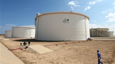 هددوا بوقف تصدير النفط.. محتجون يغلقون ميناء الزويتينة في ليبيا 