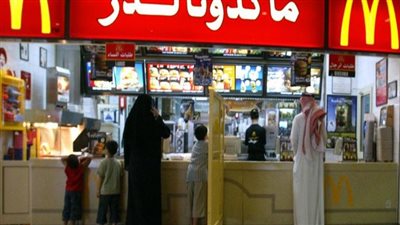 القبض على المعتدين على عمال ماكدونالدز بالسعودية 